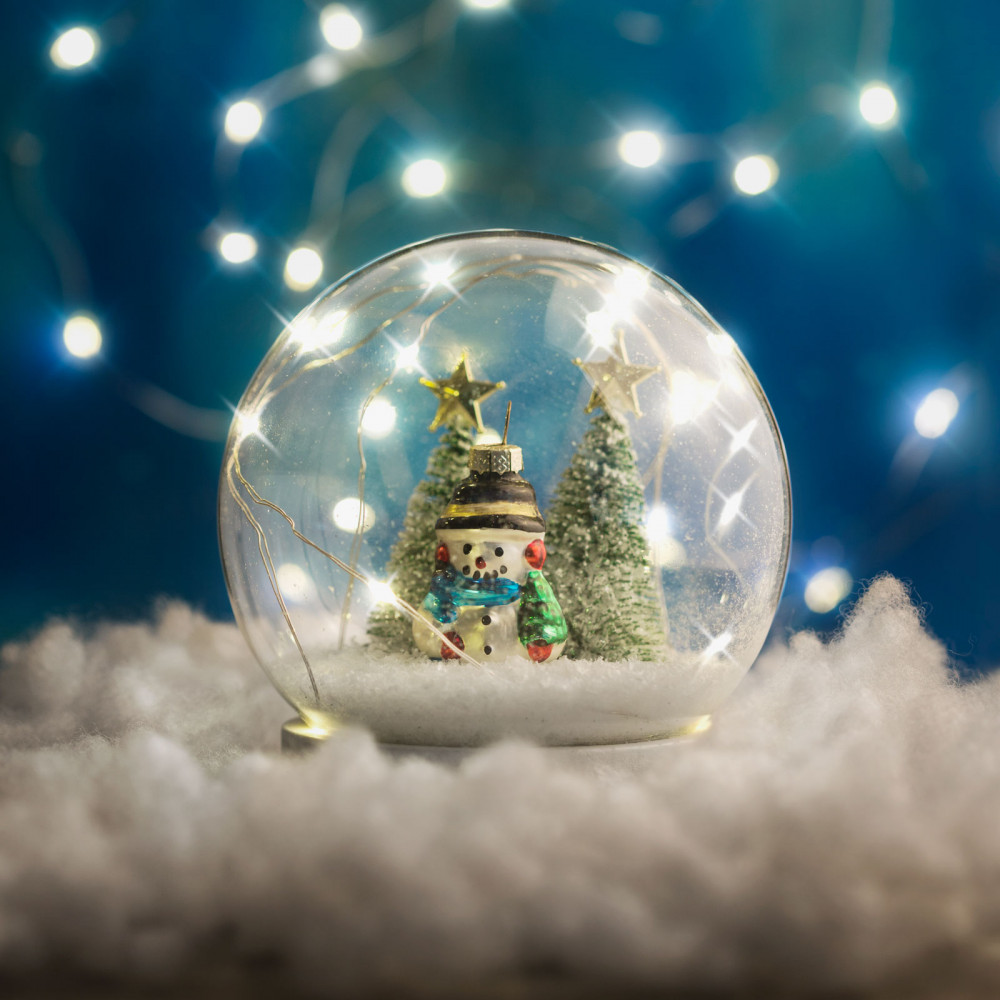 Karácsonyi LED-es hógömb - hóemberrel fenyőfával