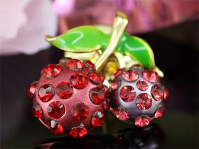 Kis méretű piros cseresznye bross  Swarovski kristályokkal (0864.)