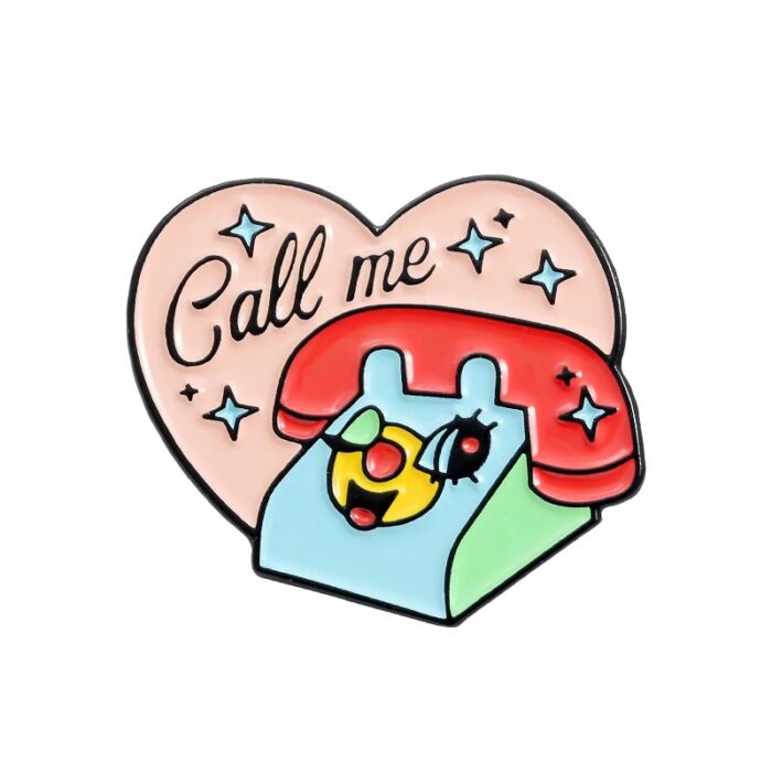'Call me - Hívj fel' kitűző