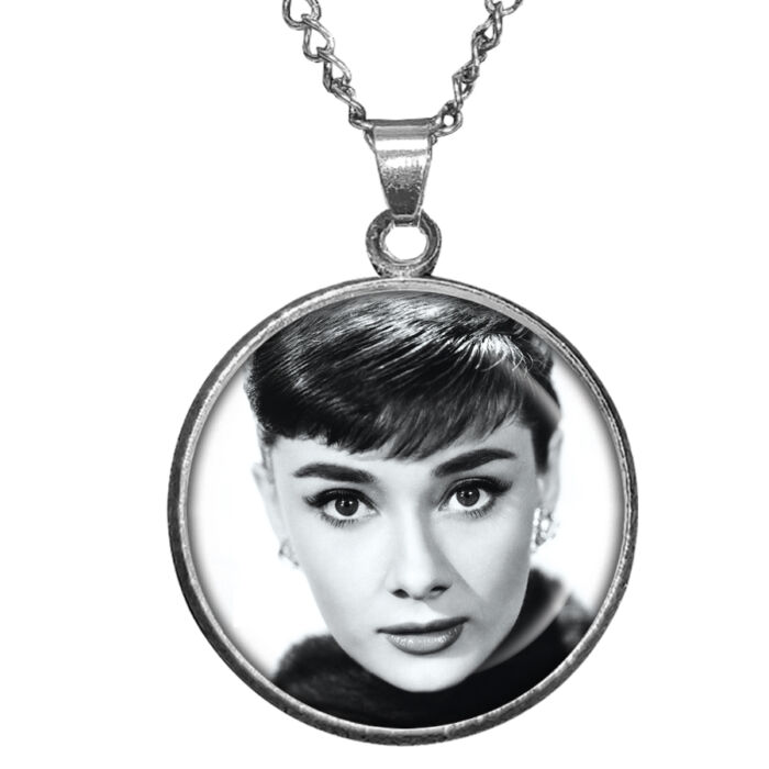 CARSTON Elegant Audrey Hepburn – medál lánccal
