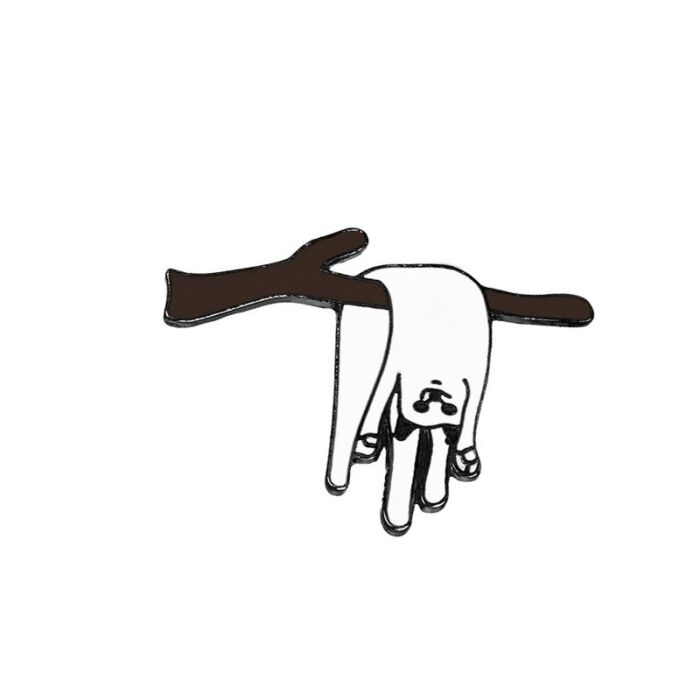 Cartoon macskás kitűző, fán lógó