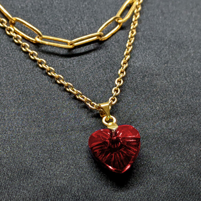 Dupla rozsdamentes acél nyaklánc arany színben, piros kristály szív medállal