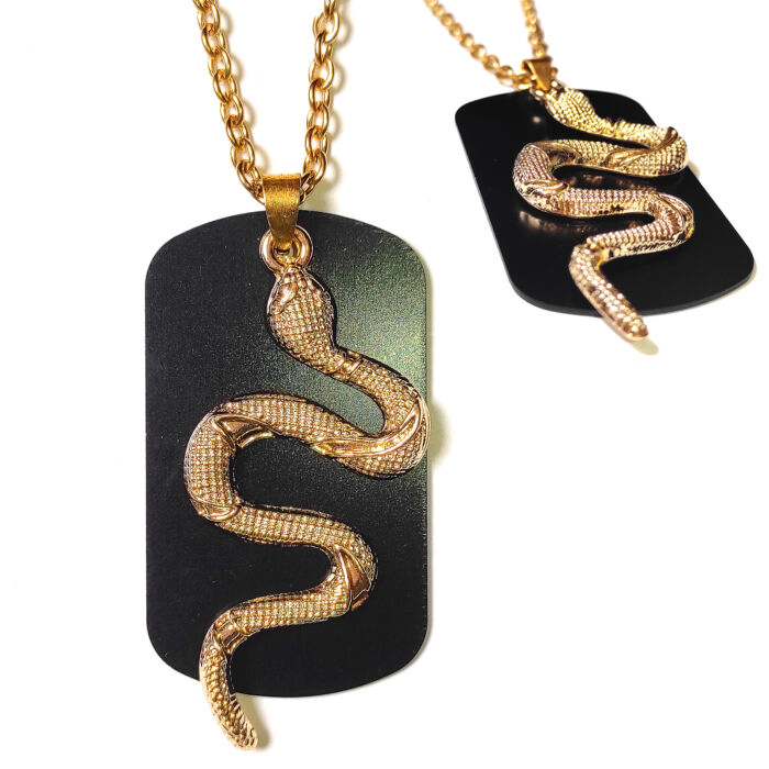 Fekete dögcédula arany színű kígyóval, duplamedál acél lánccal vagy kulcstartóval