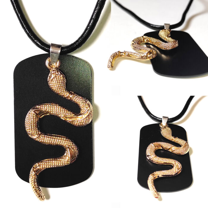 Fekete dögcédula arany színű kígyóval, duplamedál bőr lánccal vagy kulcstartóval