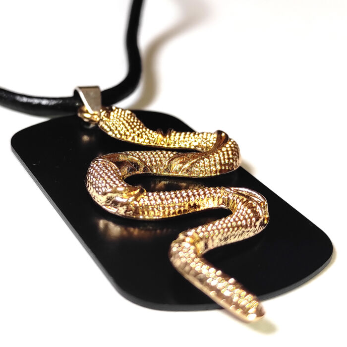 Fekete dögcédula arany színű kígyóval, duplamedál bőr lánccal vagy kulcstartóval