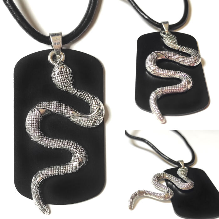 Fekete dögcédula ezüst színű kígyóval, duplamedál bőr lánccal vagy kulcstartóval
