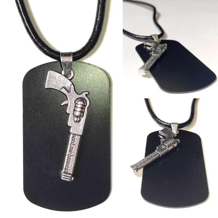 Fekete dögcédula ezüst színű pisztolyos medállal, bőr lánccal vagy kulcstartóval