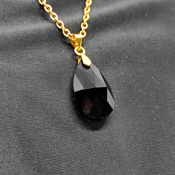 Fekete kristály csepp medál arany színű lánccal II.