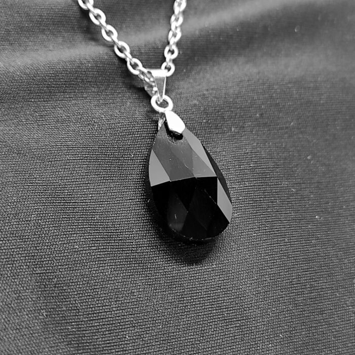 Fekete kristály csepp medál ezüst színű lánccal II.