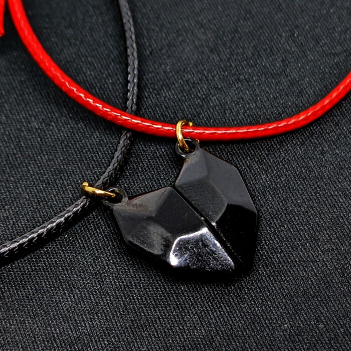 Fekete színű Mágneses Szív charmos páros zsinórszövet karkötő (fekete és piros)