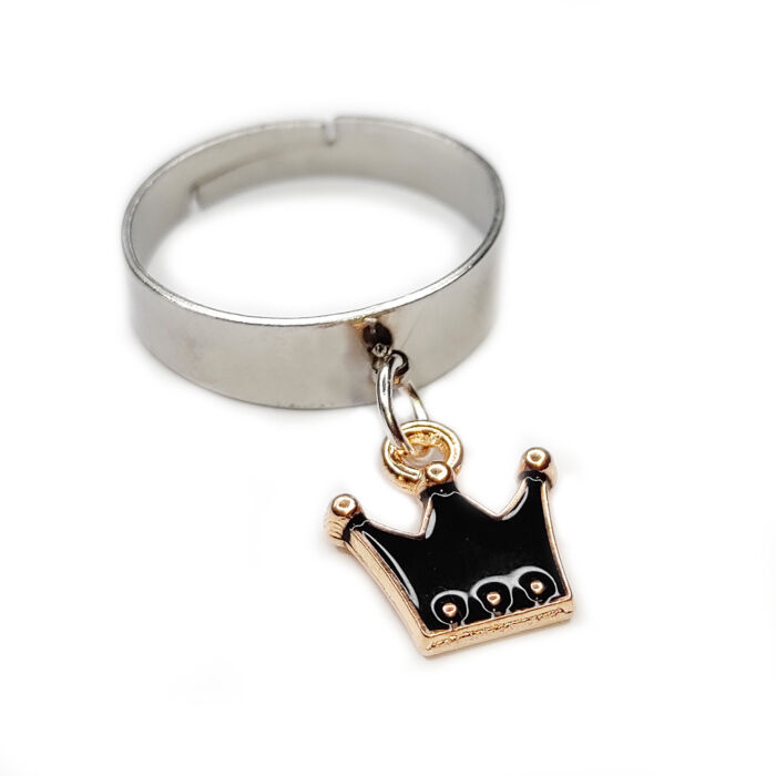 Fekete tűzzománc korona charmos állítható méretű gyűrű, ezüst színű, választható szélességben