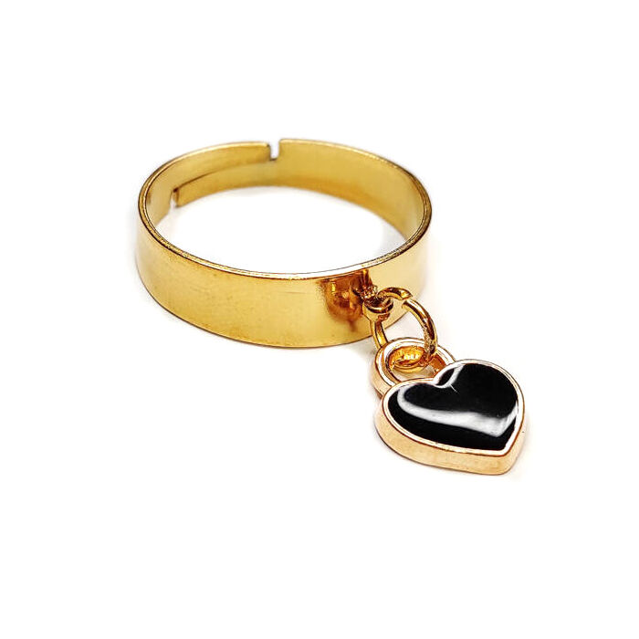Fekete tűzzománc szív charmos állítható méretű gyűrű, arany színű, választható szélességben