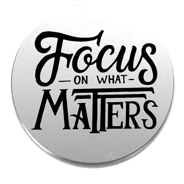 Focus on what matters (Arra figyelj, ami számít) kitűző