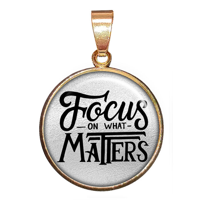 Focus on what matters (Arra figyelj ami számít) medál lánccal vagy kulcstartóval
