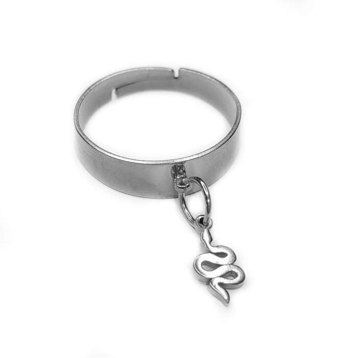 Kígyós charmos állítható méretű gyűrű, ezüst színű, választható szélességben