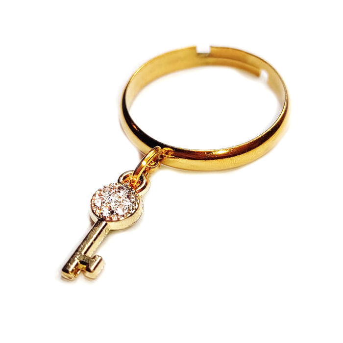 Kristály kulcs charmos állítható méretű gyűrű, arany színű, választható szélességben