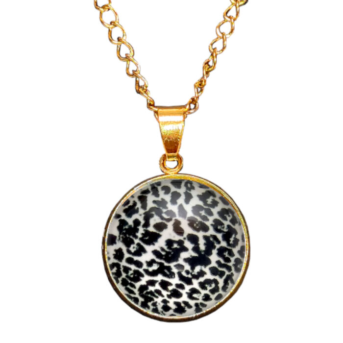 Leopárd fekete üveglencsés medál lánccal, választható arany és ezüst színben