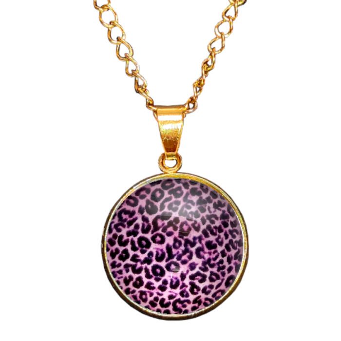 Leopárd lila üveglencsés medál lánccal, választható arany és ezüst színben