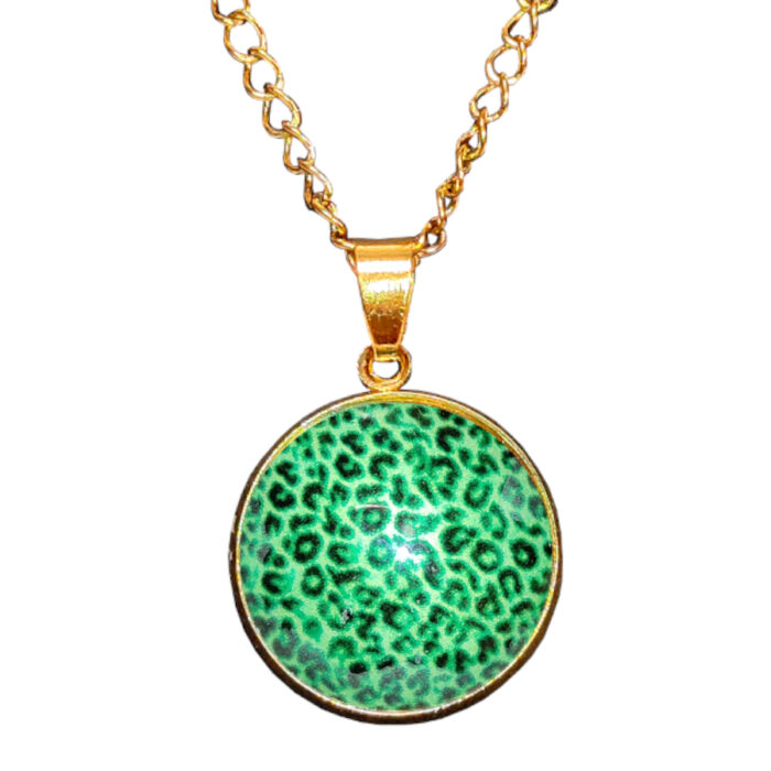 Leopárd zöld üveglencsés medál lánccal, választható arany és ezüst színben