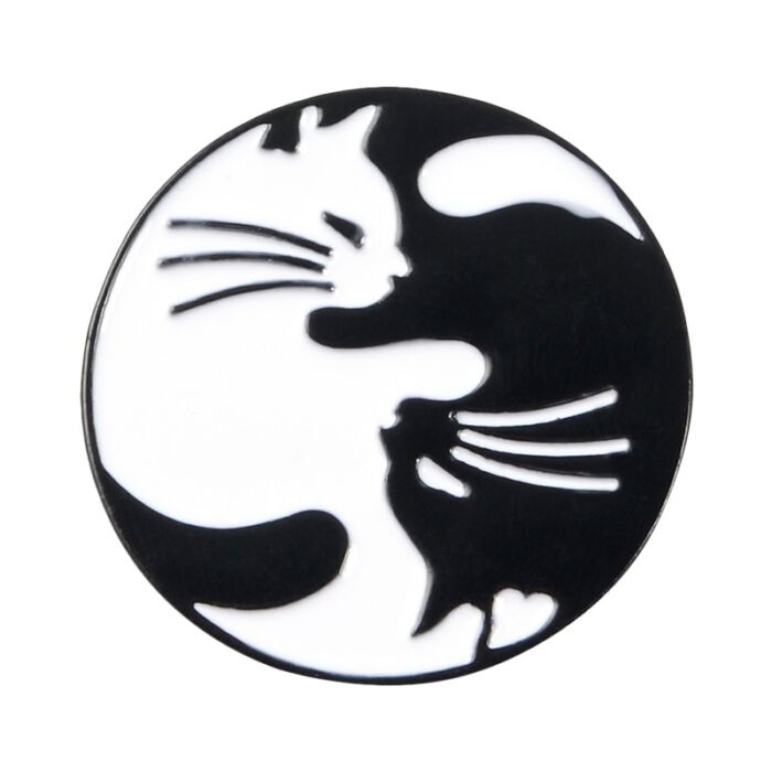 Macskás yin yang kitűző, fekete-fehér