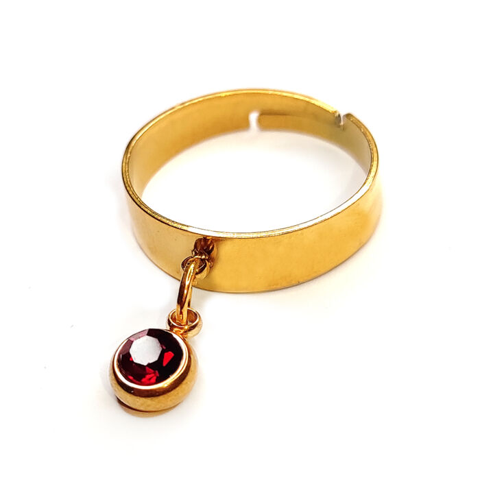 Piros kristály charmos állítható méretű gyűrű, arany színű, választható szélességben