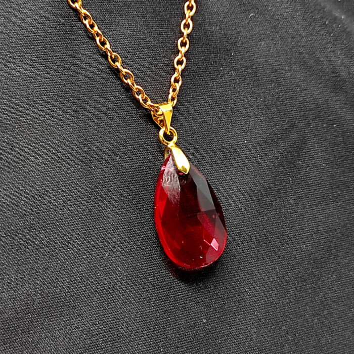 Piros kristály csepp medál arany színű lánccal II.