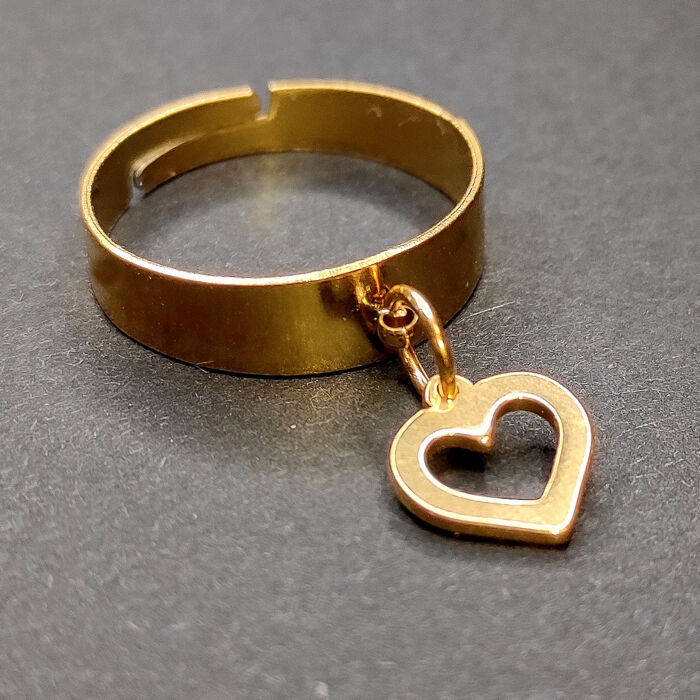 Szív charmos állítható méretű gyűrű, arany színű, választható szélességben