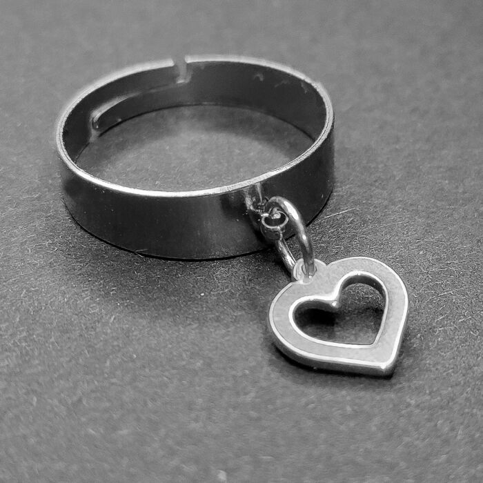 Szív charmos állítható méretű gyűrű, ezüst színű, választható szélességben