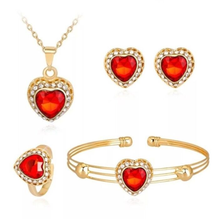 Szív motívumos nyakék, fülbevaló, gyűrű és karkötő szett, arany színű, piros kristállyal