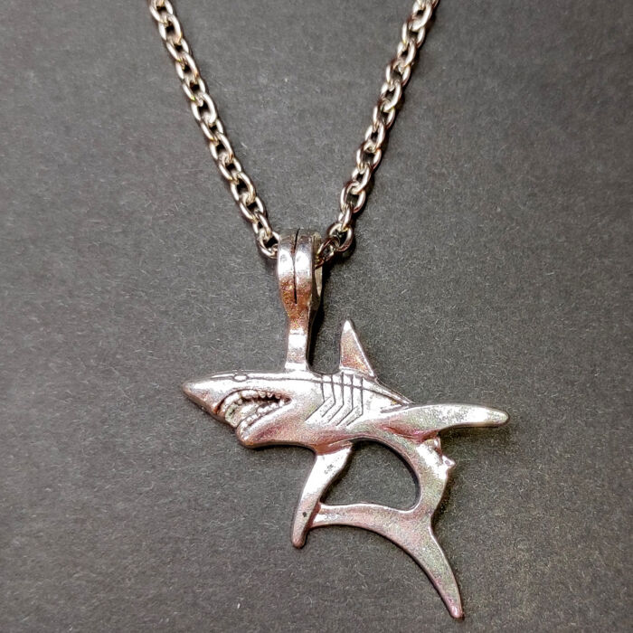 Vagány cápás medál lánccal, ezüst színű