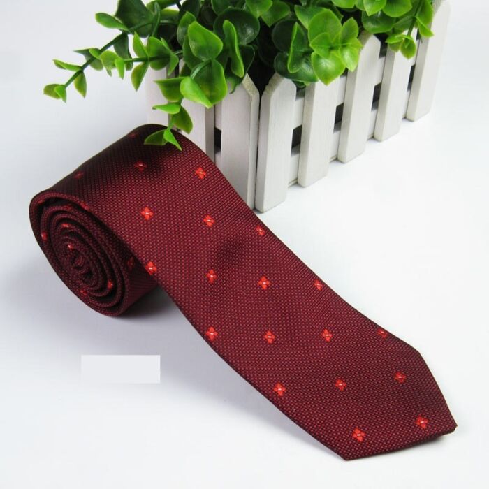 Bordó, piros virágokkal díszített nyakkendő