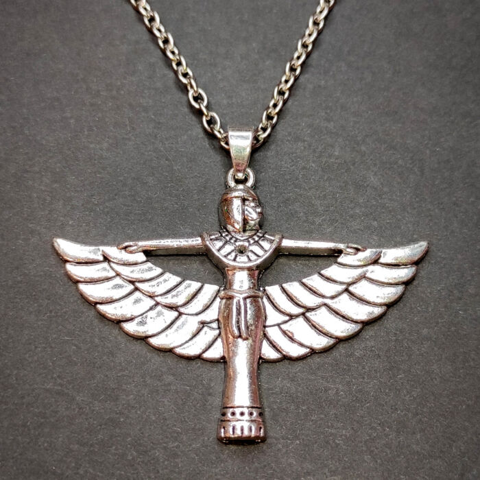 Egyiptomi istennő medál lánccal, ezüst színű