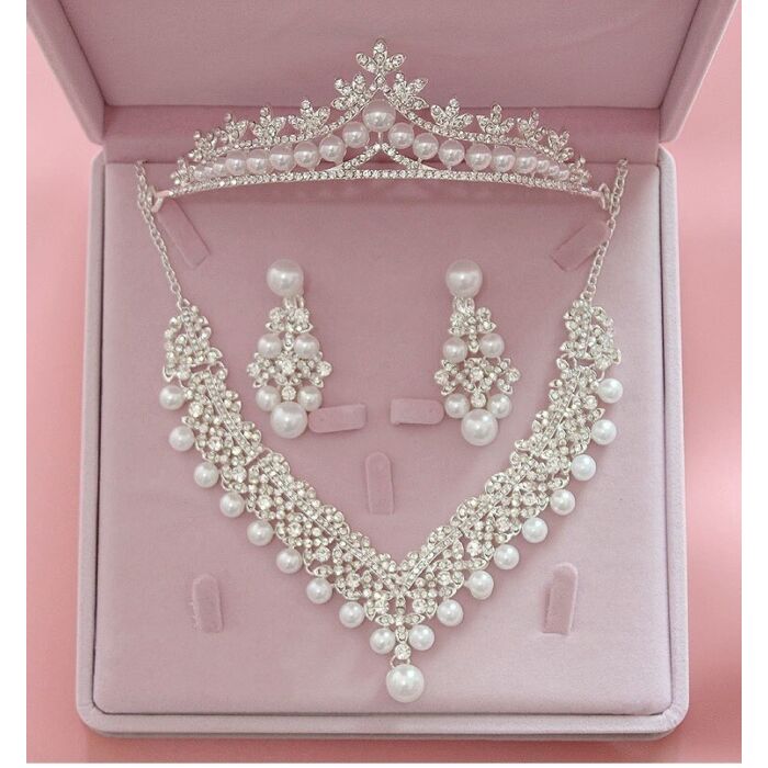 Gyönyörű kristályokkal kirakott esküvői szett: nyaklánc, fülbevaló és tiara 2.