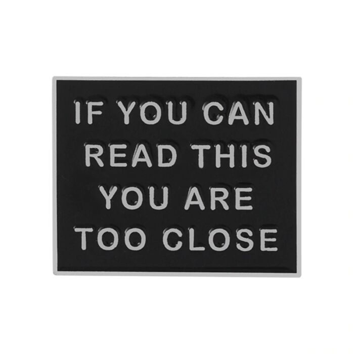'Ha ezt el tudod olvasni, túl közel vagy' kitűző