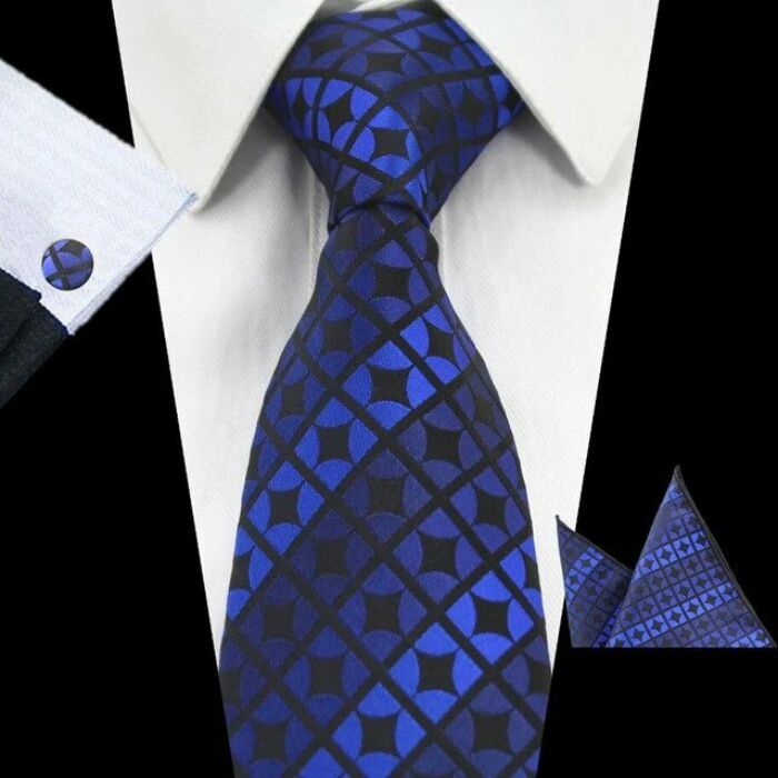 Kék mintás nyakkendő mandzsettagombbal és díszzsebkendővel