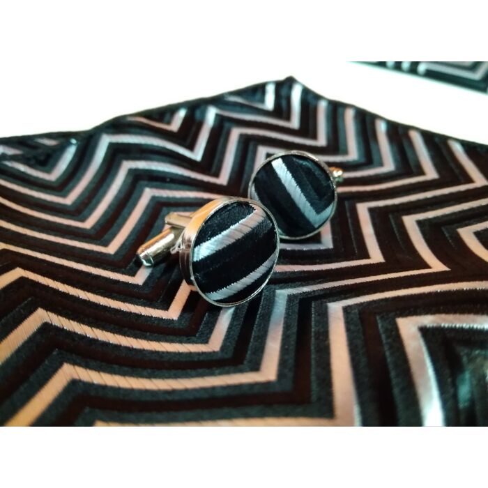 Szürke-fekete mintás nyakkendő mandzsettagombbal és díszzsebkendővel