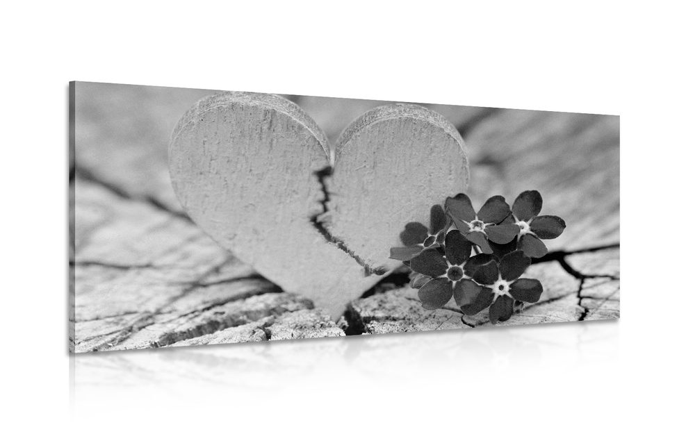 Kép egy fekete-fehér szív régi fából
