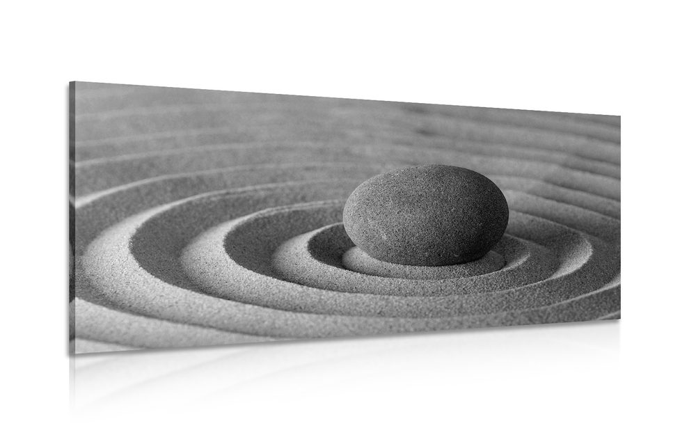 Kép meditáló kő fekete fehérben