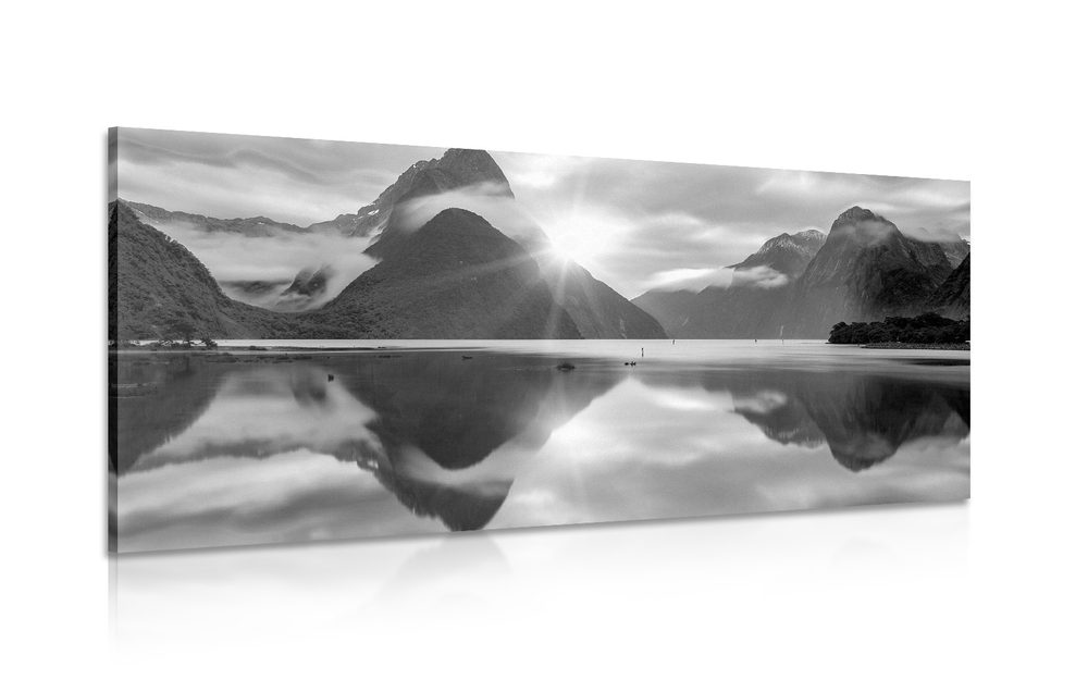 Kép  Milford Sound napkelténél fekete fehérben