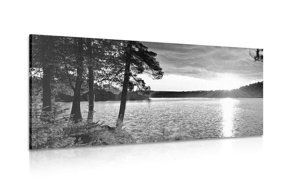 Kép naplemente tó közelben fekete fehérben