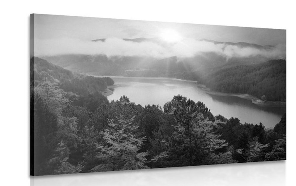 Kép tó erdő között fekete fehérban