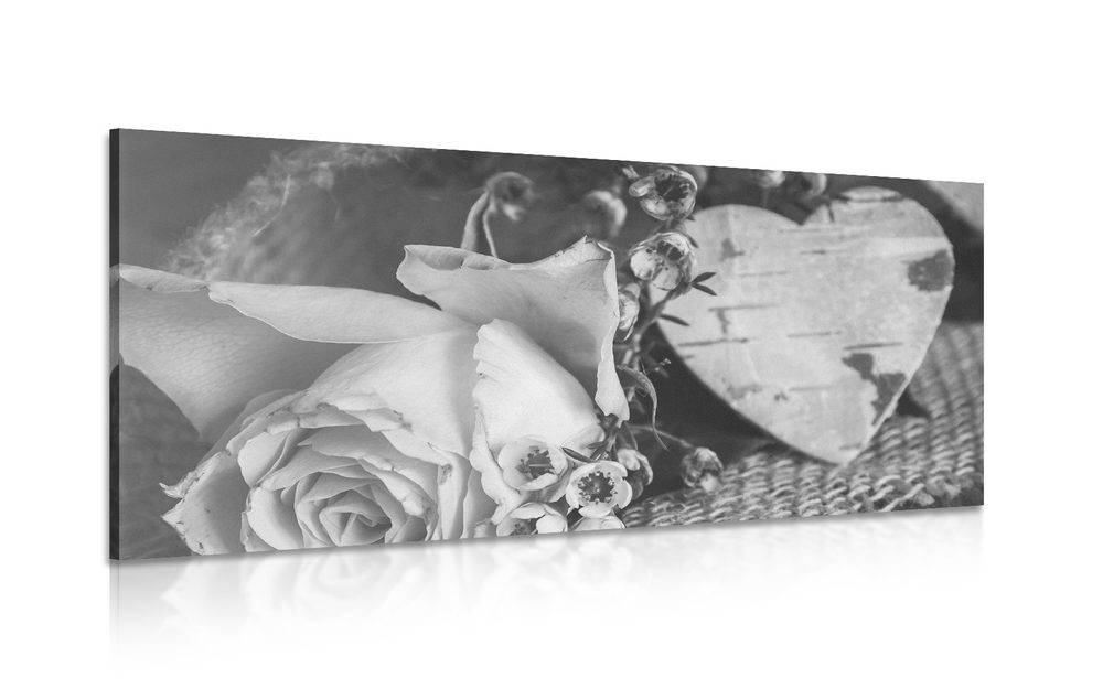 Kép vintage rózsa szívvel fekete fehérben