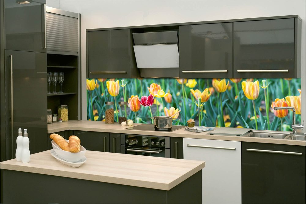 Öntapdó tapéta konyhába tulipánok