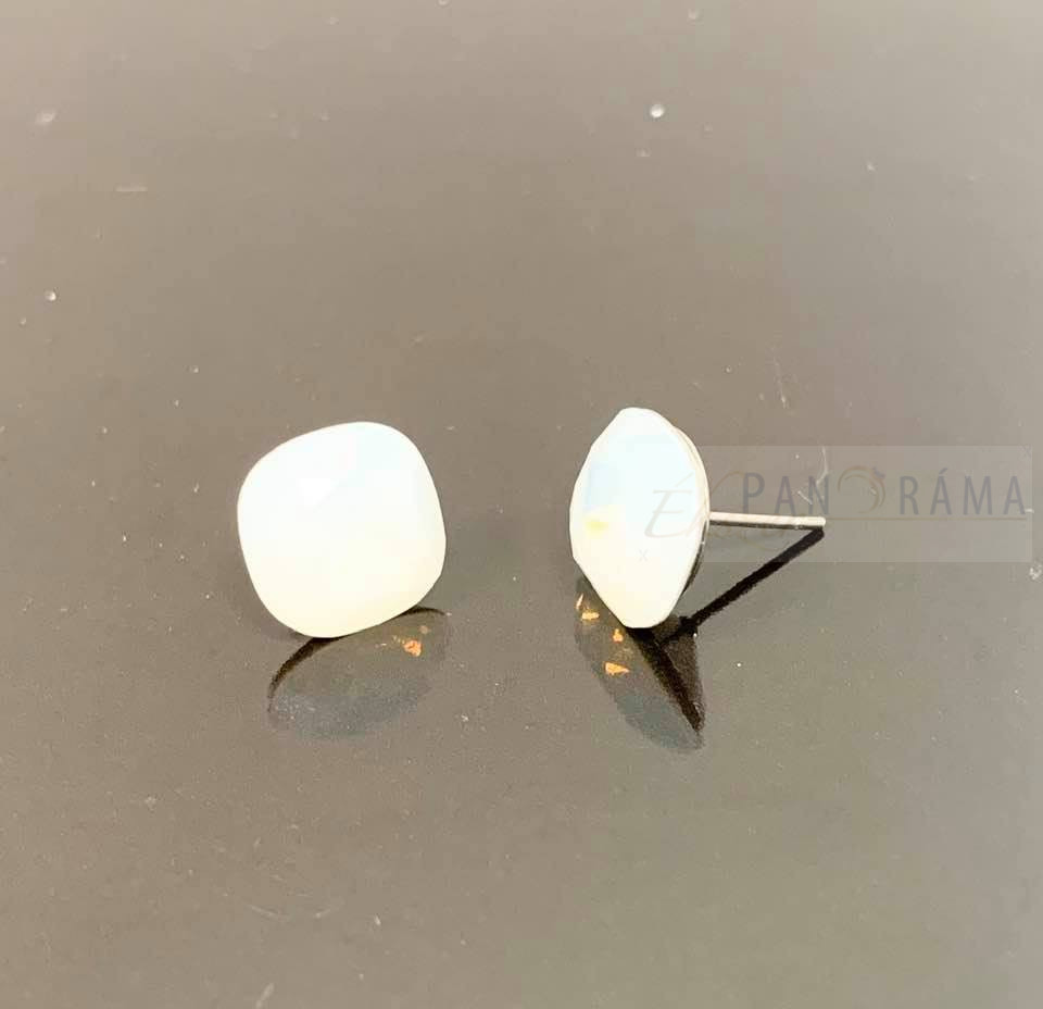 Swanis® párna kristállyal készült beszúrós fülbevaló - white opal 12 mm