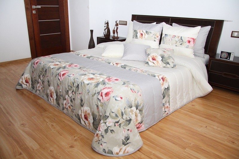 Krémszínű ágytakaró fehér és rózsaszín rózsa motívummal Szélesség: 260 cm | Hossz: 240 cm