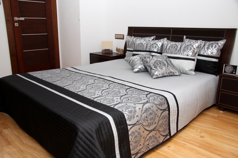 Luxus ágytakaró fekete-ezüstszürke színben Szélesség: 200 cm | Hossz: 220 cm
