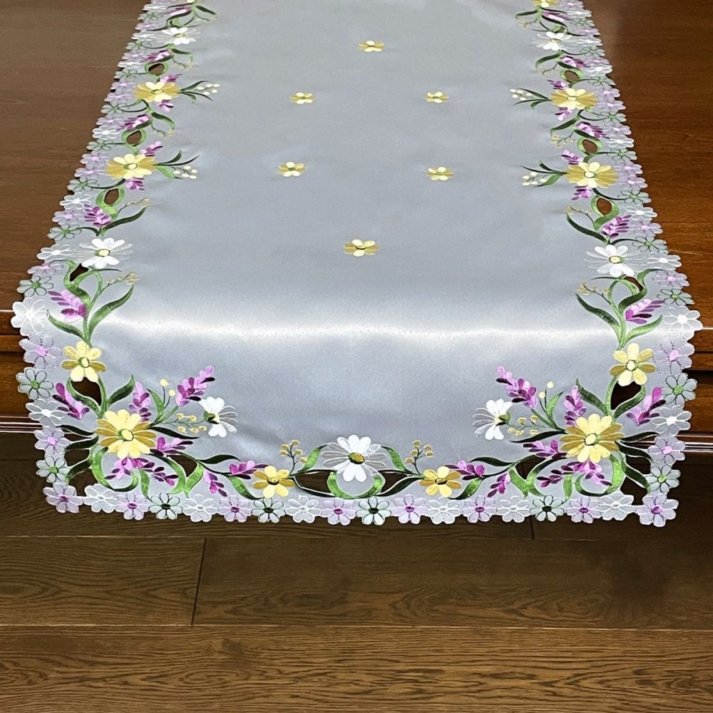 Szürke asztalterítő tavaszi virágokkal Szélesség: 40 cm | Hosszúság: 160 cm
