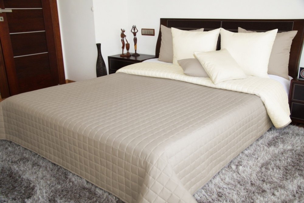 Bézs színű ágytakaró geometriai varrással Szélesség: 75 cm | Hossz: 220 cm