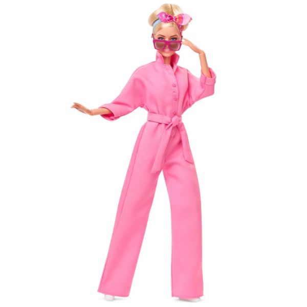 Barbie, a film: Barbie baba rózsaszín nadrágkosztümben