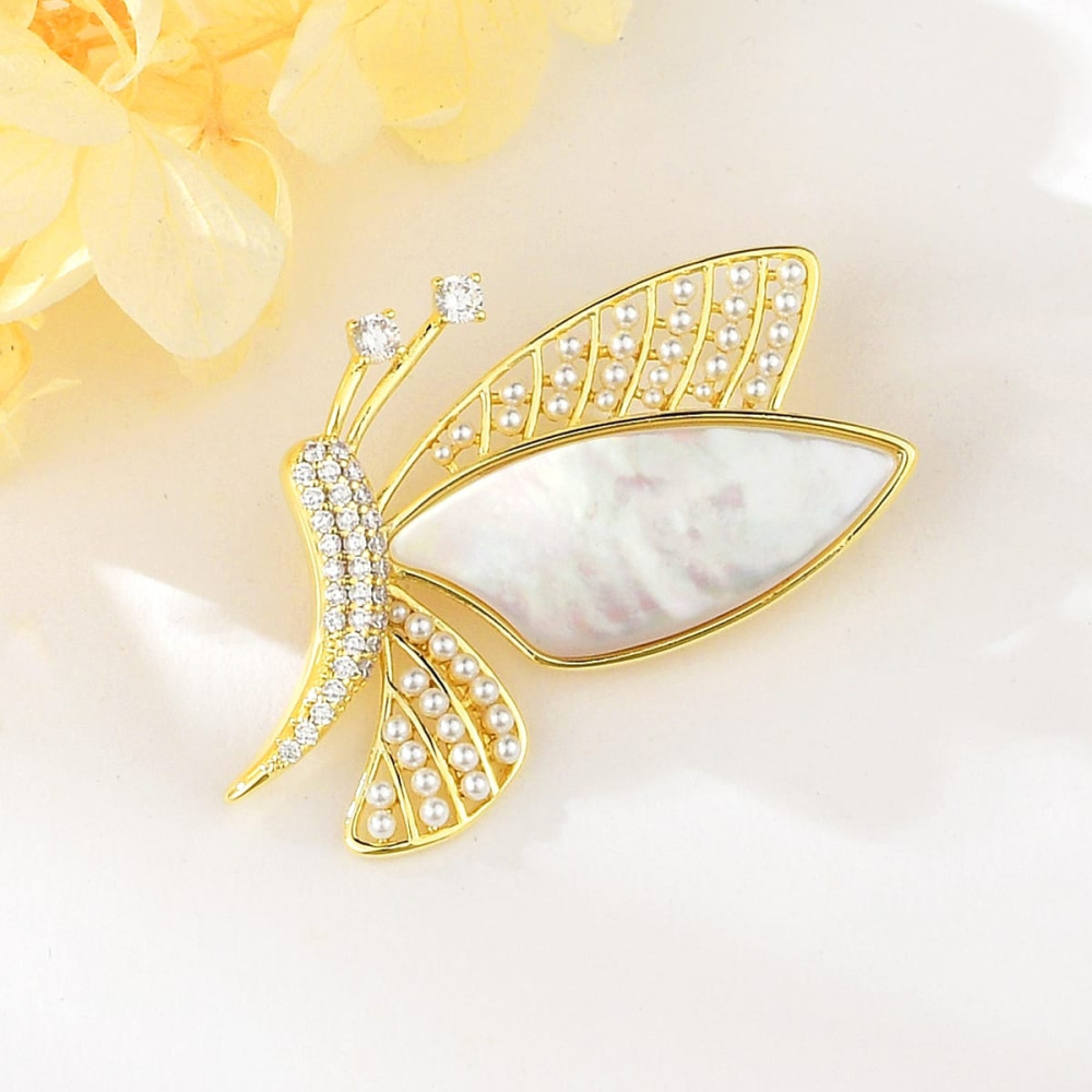Arannyal bevont elegáns  kis pillangó bross áttetsző cirkónia kristályokkal (0524.)